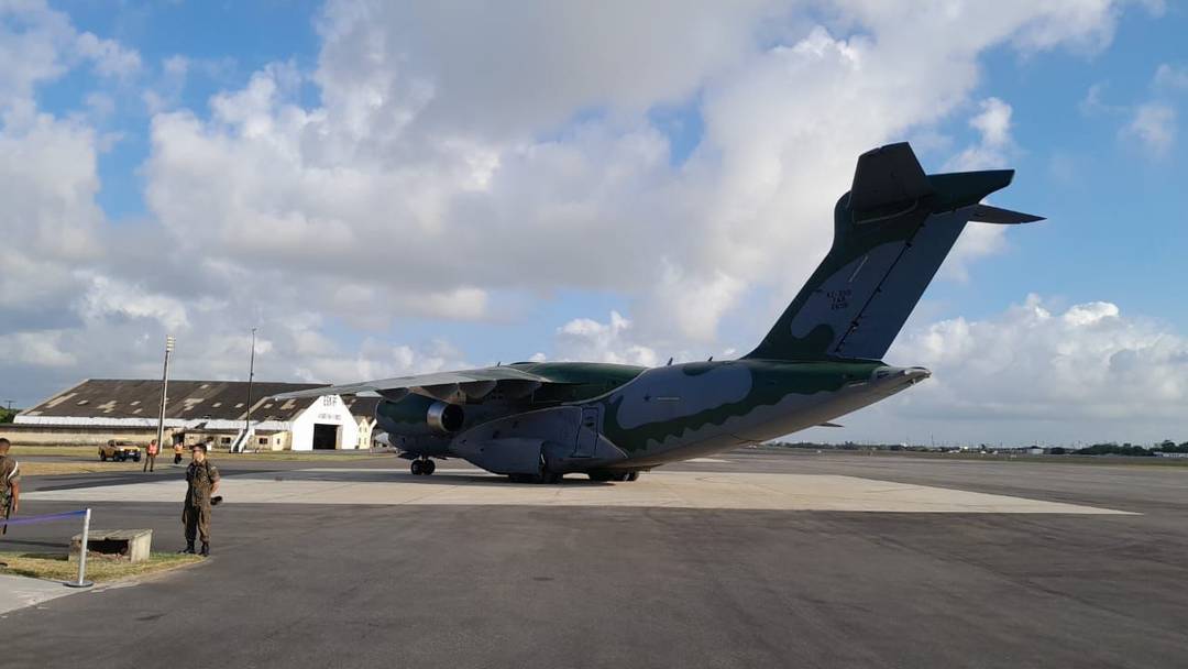 Avião com repatriados chega ao Brasil
