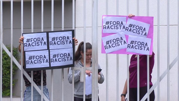 Moradores de pr&eacute;dio em que Eddy Jr. foi v&iacute;tima de racismo protestam contra  agressora; condom&iacute;nio vai mult&aacute;-la em at&eacute; R$ 8 mil | S&atilde;o Paulo | G1