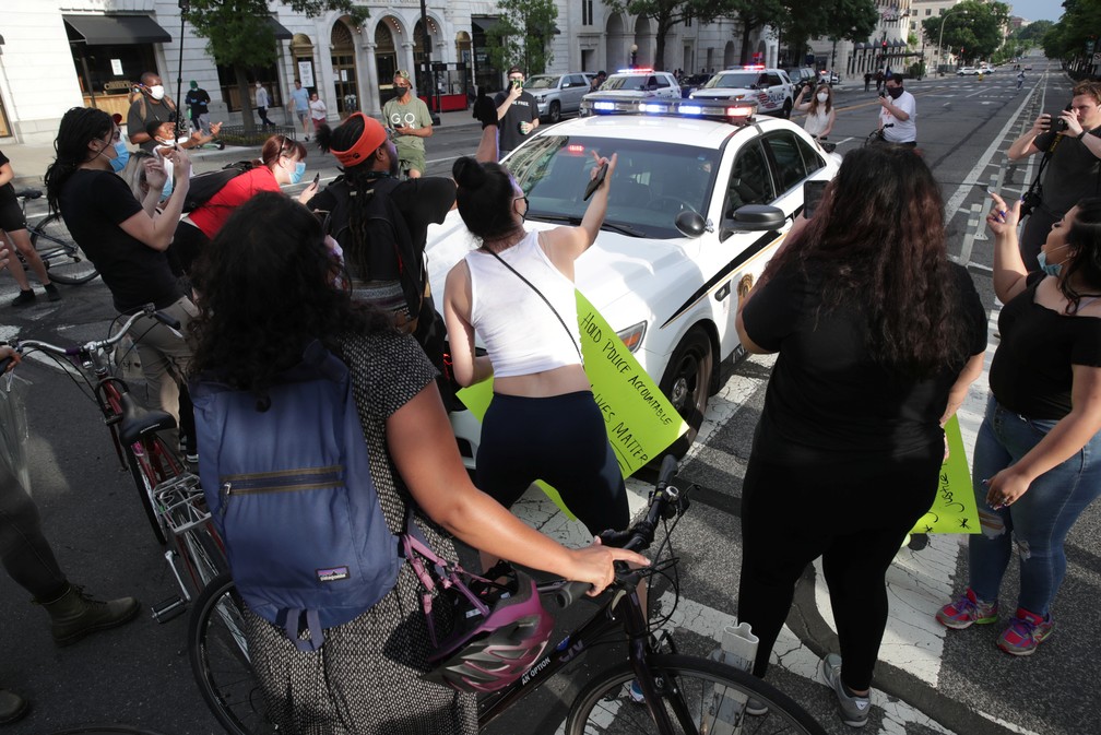 Manifestantes protestam em frente veículo policial em Washington durante atos nesta sexta (29) contra morte de George Floyd — Foto: Jonathan Ernst/Reuters