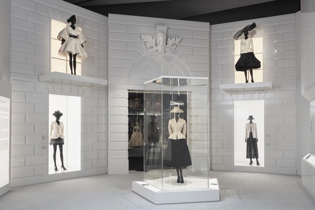 Dior ganha exposição no Victoria & Albert em Londres (Foto: ADRIEN DIRAND)