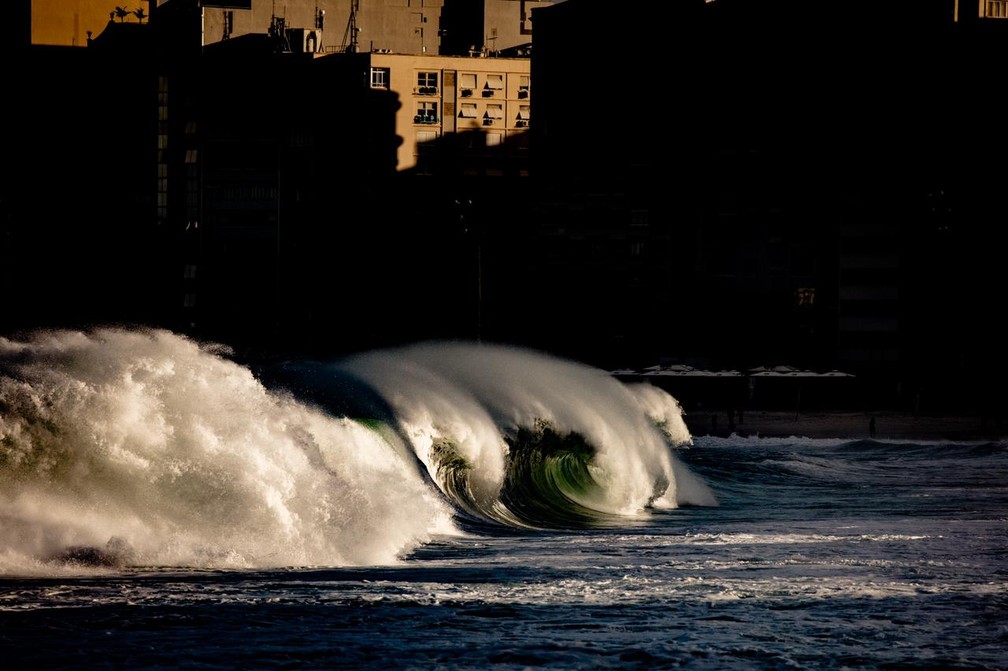 Mar agitado em Copacabana — Foto: Marcello Cavalcanti/Arquivo pessoal