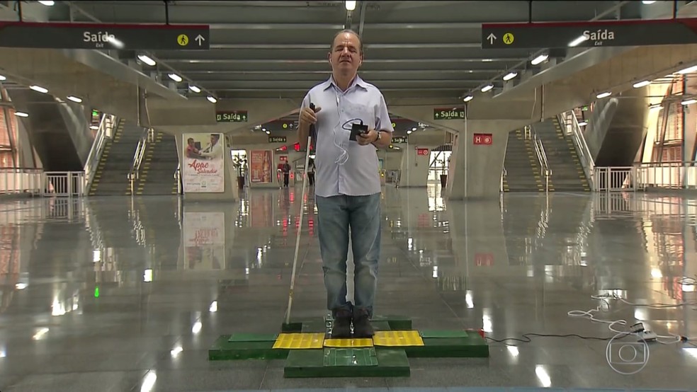 Tecnologia acoplada a placa de piso tátil informa defincientes visuais local onde estão e para onde ir (Foto: Reprodução/TV Globo)