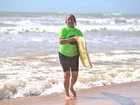 'Vovó do surfe' chama a atenção em praia de Jacaraípe, ES