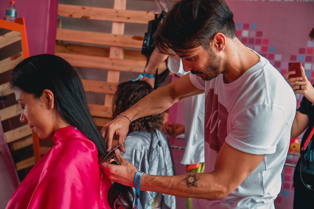 Público faz corte de cabelo solidário no Lollapalooza 2019 — Foto: Divulgação