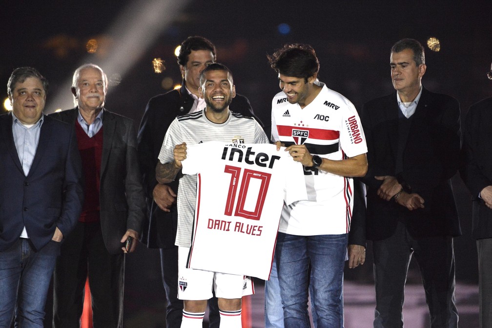 Daniel Alves recebe camisa do São Paulo das mãos de Kaká — Foto: Marcos Ribolli