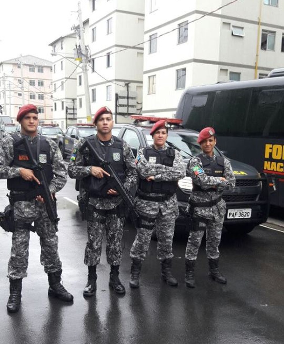 Thiago Kalunga é o primeiro da esquerda, atuando na Força Nacional — Foto: Reprodução/Facebook