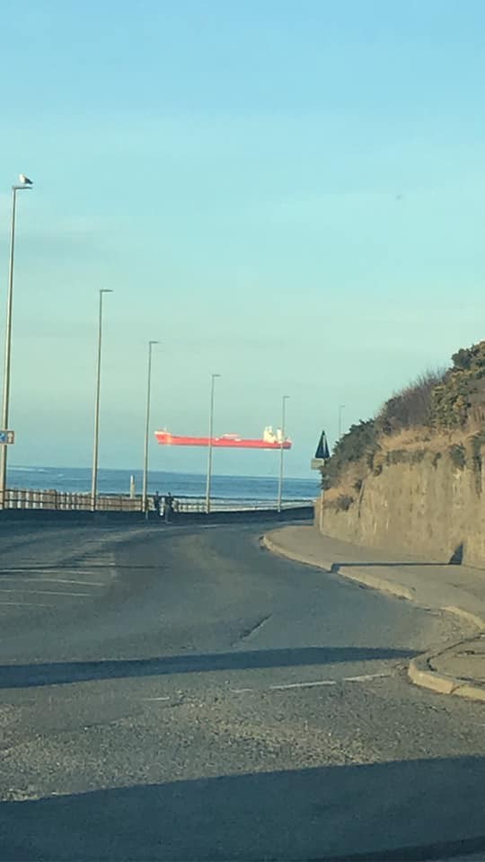Escocês vê barco flutuando após ilusão de ótica (Foto: reprodução/Facebook)