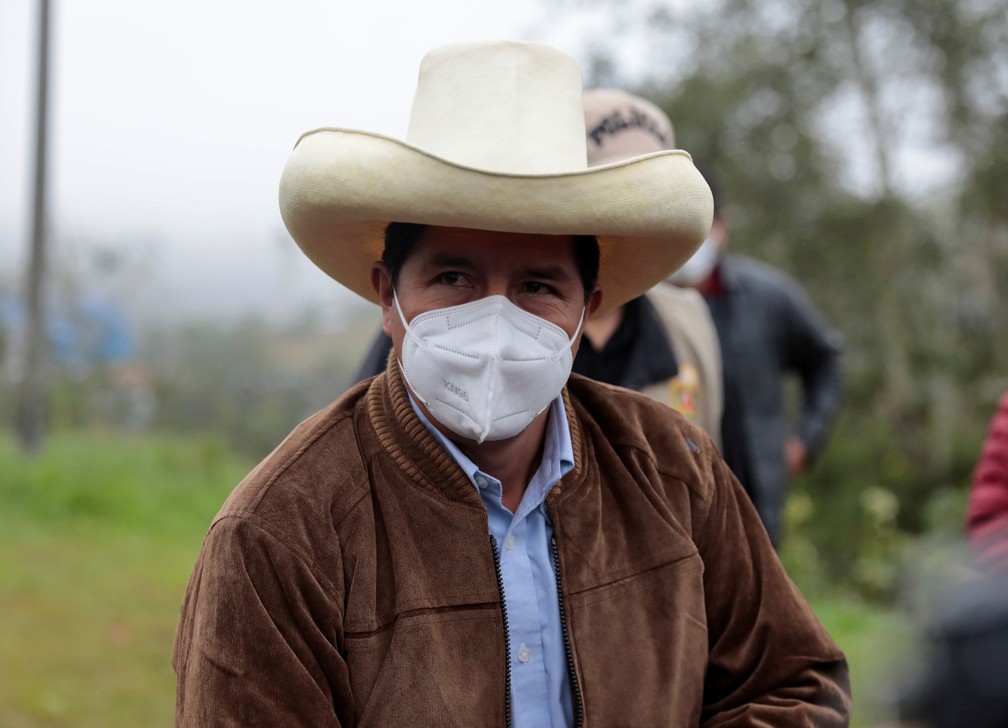 O candidato presidencial do Peru, Pedro Castillo, durante coletiva de imprensa antes de votar, em Chugur, Peru. — Foto: REUTERS / Alessandro Cinque 