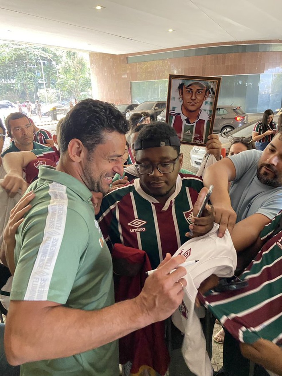 Fred é cercado por torcedores na concentração do Fluminense — Foto: Divulgação / Fluminense