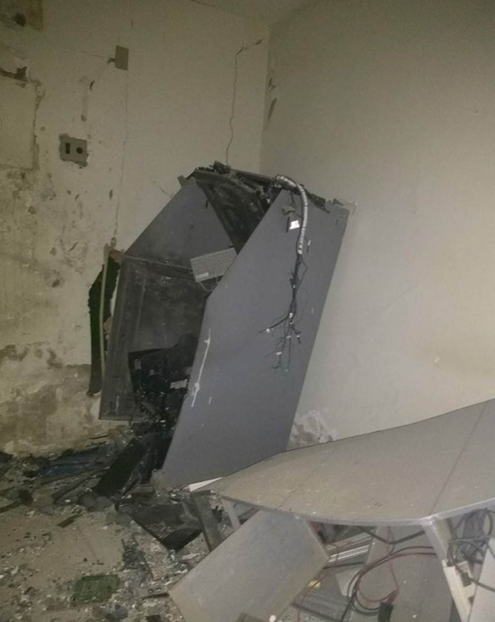 Após explodirem o caixa eletrônico, os criminosos fugiram em direção a BR-222. (Foto: Polícia Militar)