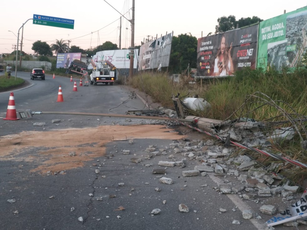 T&eacute;cnicos da Cemig trabalhavam para restabelecer energia na regi&atilde;o do acidente &mdash; Foto: Elton Lopes/TV Globo