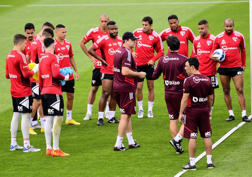 Rogério Ceni orienta os jogadores antes do treinamento do São Paulo — Foto: Marcos Ribolli