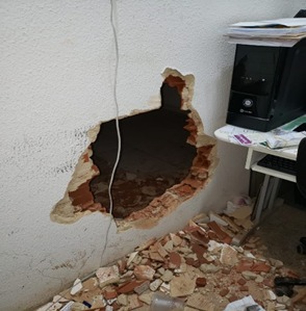 Suspeitos arrombavam paredes para invadir e furtar lotéricas do DF — Foto: PCDF/Divulgação