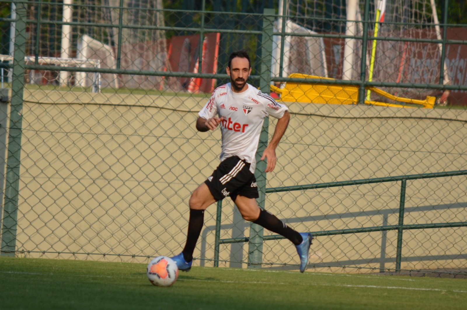 São Paulo terá de negociar com cinco jogadores em fim de contrato; veja a situação de cada um deles
