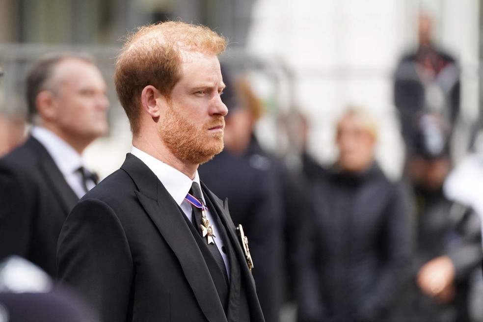 Sem uniforme militar, Príncipe Harry acompanha cortejo do caixão da rainha Elizabeth II na saída de Londres, em setembro de 2022. — Foto: James Manning via Reuters