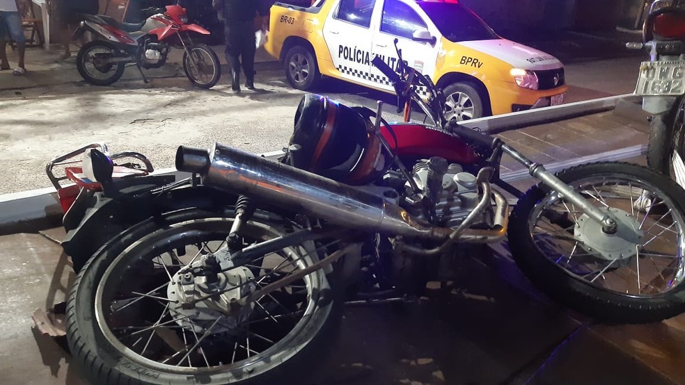 Motocicleta que era conduzida pela v&iacute;tima fatal do acidente. &mdash; Foto: S&eacute;rgio Henrique Santos/Inter TV Cabugi