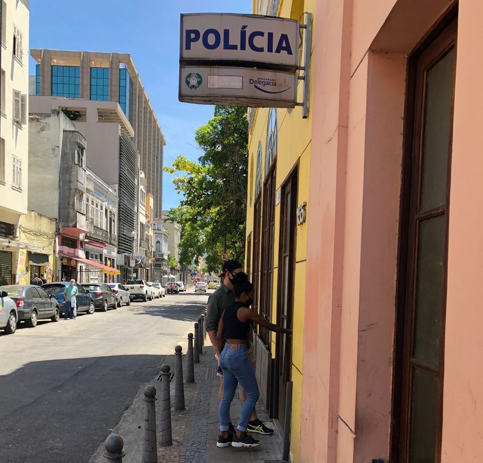 Sarah Fonseca chegou no fim da manh&atilde; (8) na Decradi para registrar caso de racismo &mdash; Foto: Carlos Brito / g1