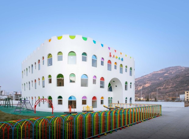 A escolinha Kaleidoscope Kindergarten, na China, possui painéis de vidro coloridos em toda a área externa e interna do edifício (Foto: ©CreatAR Images)