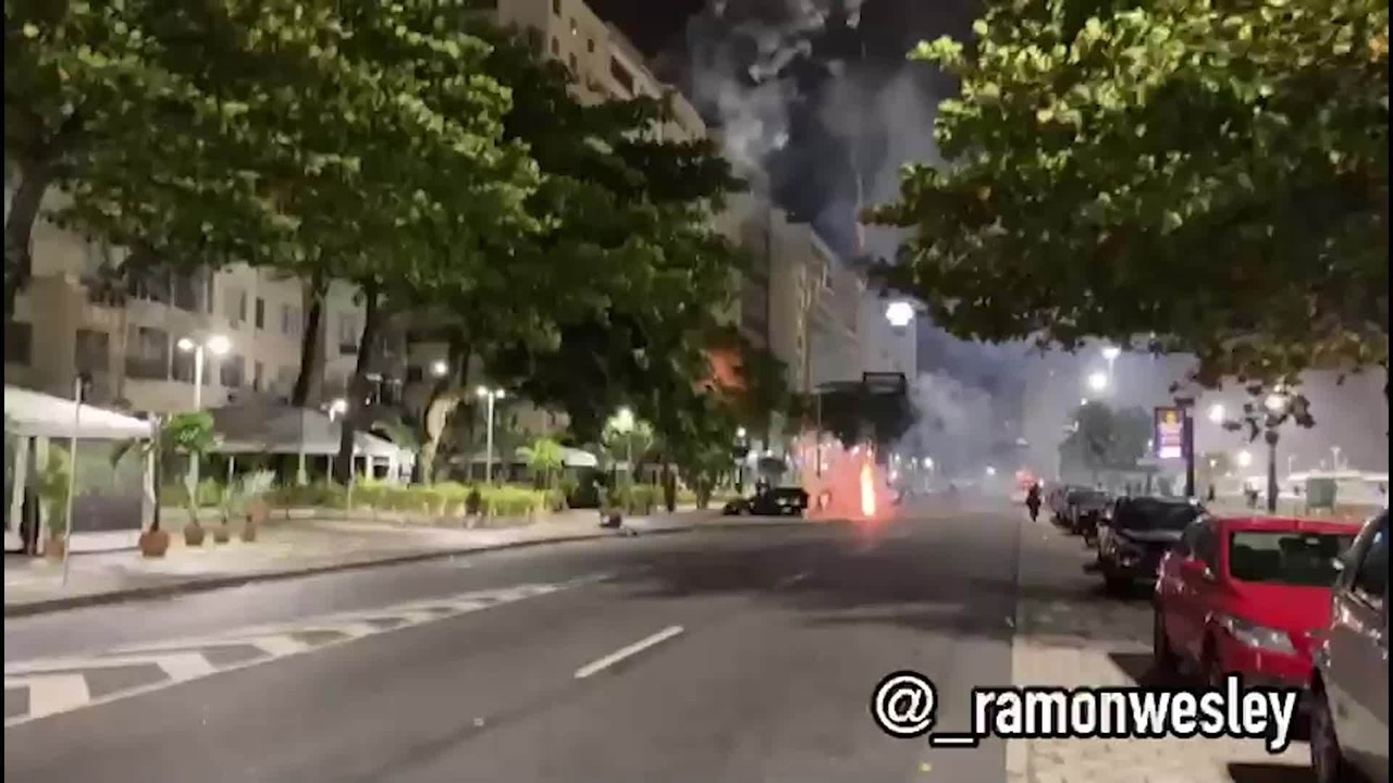 Torcedores do Flamengo soltam fogos em frente ao hotel do Atlético-MG