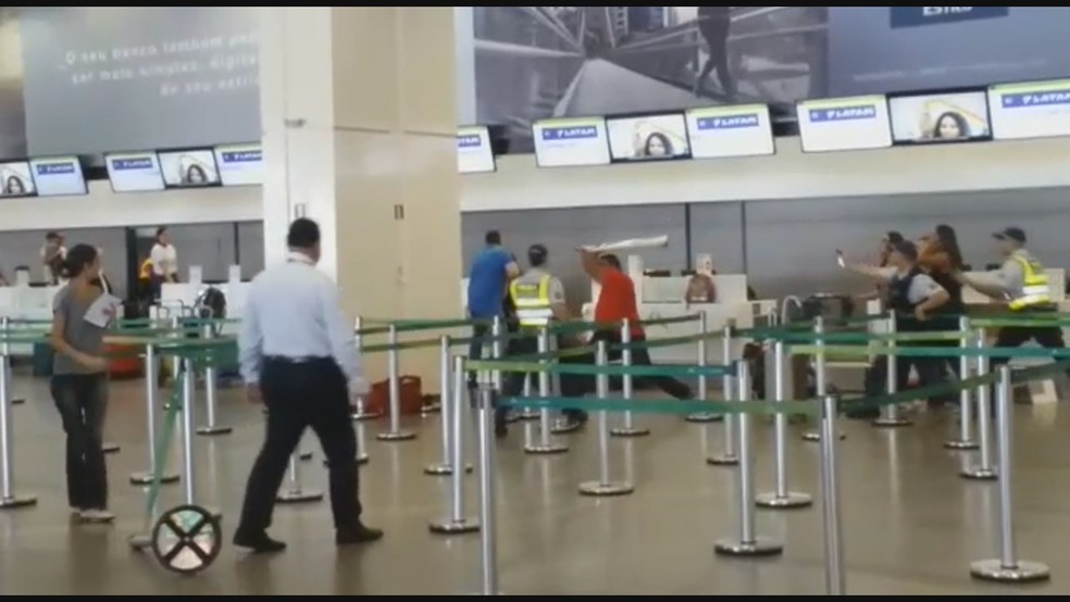 Bombeiro usa barra de ferro para agredir PM no Aeroporto de BrasÃ­lia (Foto: ReproduÃ§Ã£o)