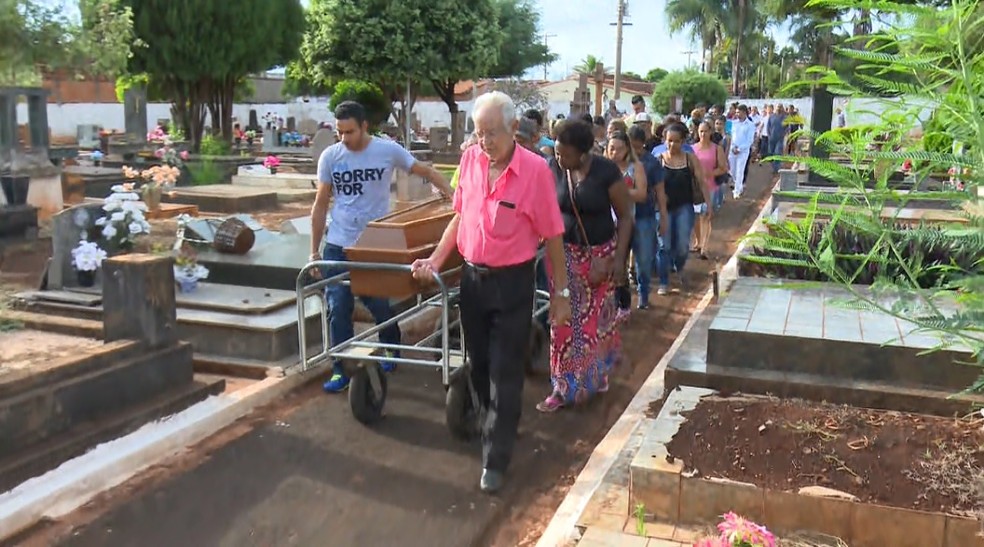 Corpo de Cristiane Galo, de 44 anos, foi enterrado nesta quarta-feira (16) em Ituverava, SP â€” Foto: ReproduÃ§Ã£o/EPTV