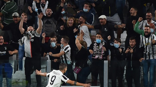 Morata comemora gol da Juventus diante da torcida