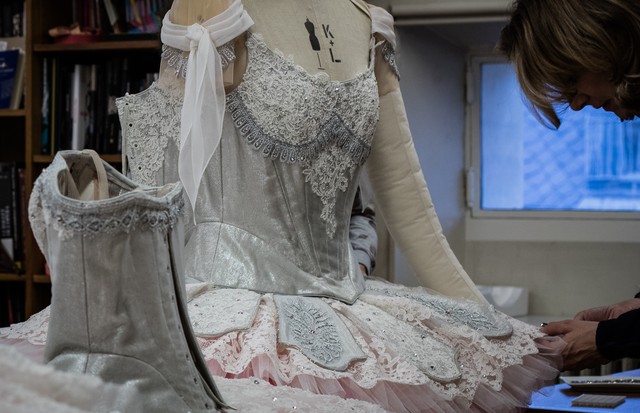 Applying Swarovski crystals to the lace by Maison Hallette for Lacroix's costumes for A Midsummer Night's Dream (Foto: ANN RAY)