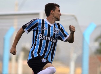 Grêmio renova com Jean Deretti, e meia comemora: Me dará mais força