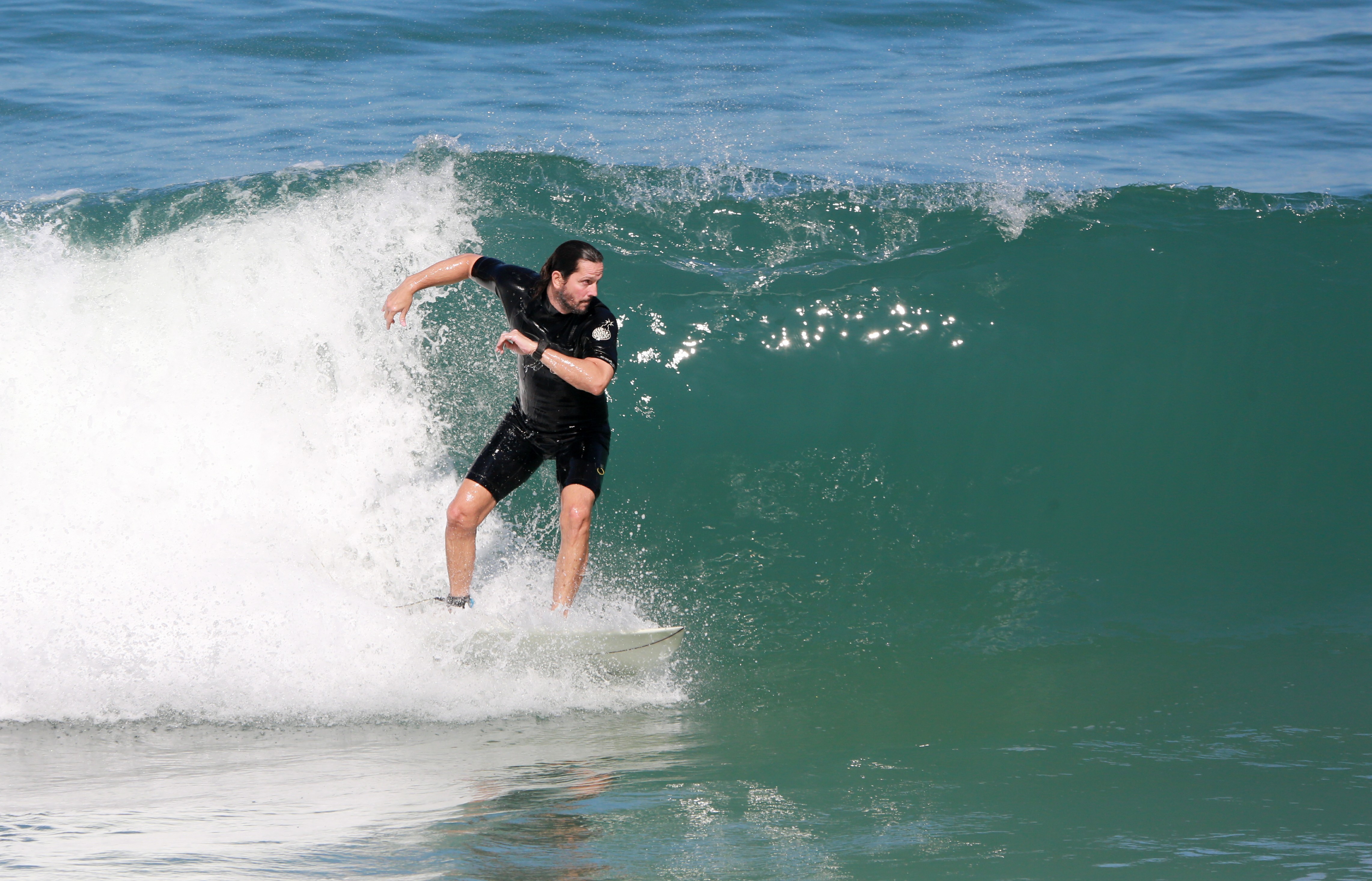 Vladimir Brichta aproveitou o domingo para surfar (Foto: Dilson Silva/AgNews)