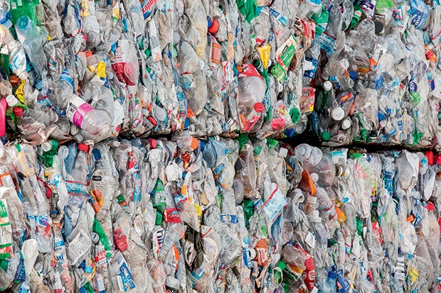 Detritos em unidade de reciclagem na Califórnia (Foto: Pierre Verdi/ AFP/ Divulgação )