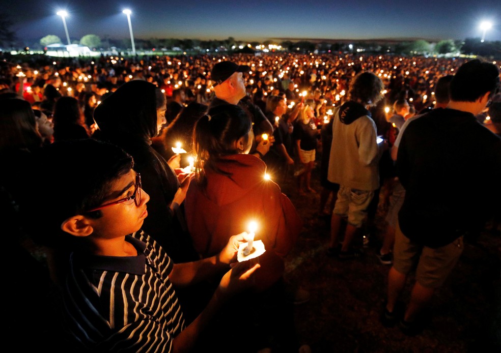 Com velas, moradores de Parkland fazem vigília após ataque contra Marjory Stoneman Douglas High School  (Foto: Jonathan Drake/ Reuters)