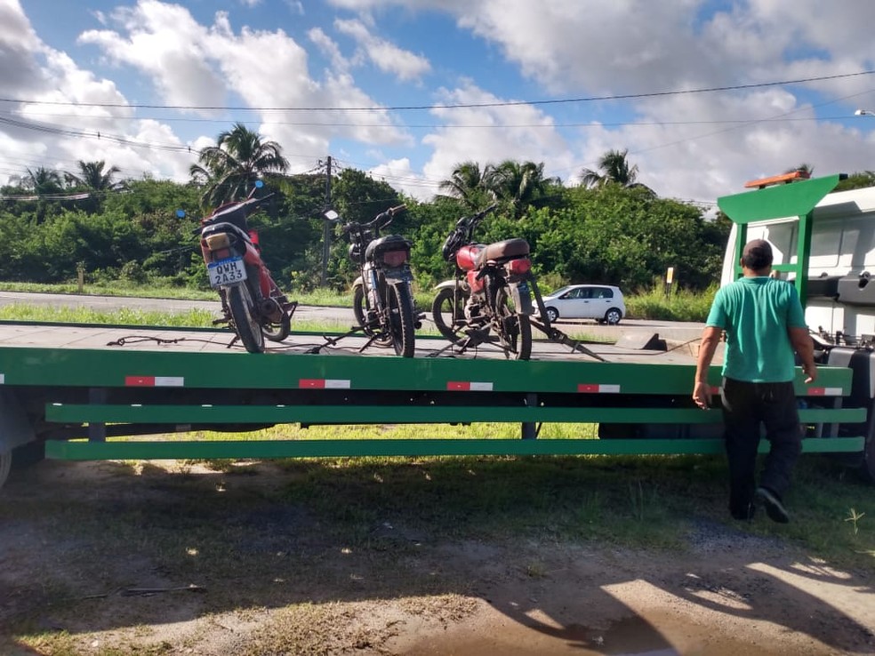 Motocicletas apreendidas pelo BPRv na AL-101 Sul depois de flagrante de direção perigosa — Foto: Divulgação/BRPv-AL