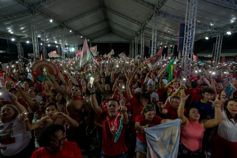 Apoiadores de Lula se emocionam com vitória no segundo turno, no comitê do PT na Avenida Washington Soares, em Fortaleza. — Foto: Thiago Gadelha/SVM