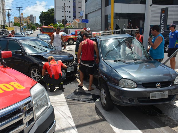 Acidente em cruzamento do Bairro dos Estados, em João Pessoa (Foto: Walter Paparazzo/G1)