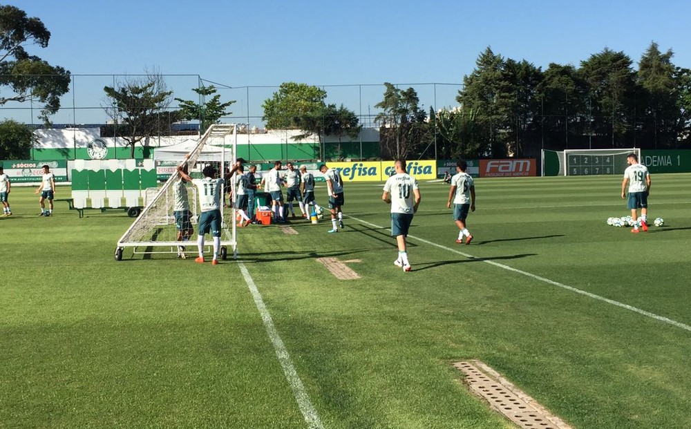 Sem laterais, Palmeiras treina com improvisações pelo lado direito da defesa