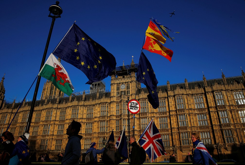 Manifestantes anti-Brexit exibem bandeiras da União Europeia, do País de Gales e do Reino Unido em protesto em frente ao Parlamento britânico nesta quarta-feira (27) — Foto: Henry Nicholls/Reuters