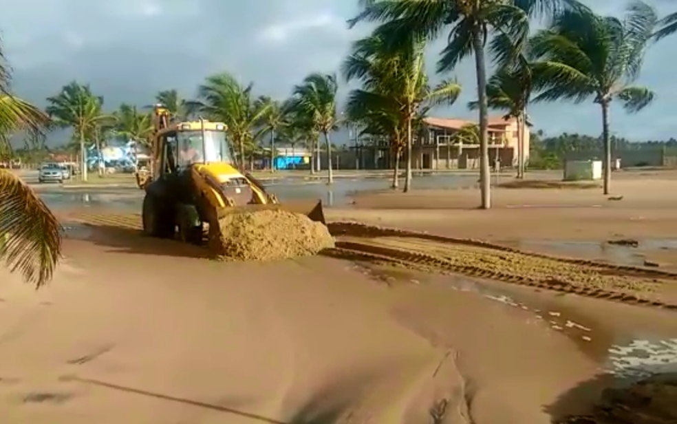 Máquinas de obras tiram areia da cidade de Belmonte, por conta da erosão (Foto: Reprodução/ TV Santa Cruz)