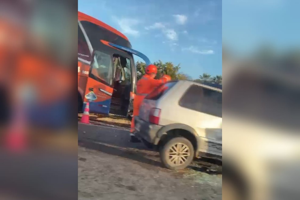 Motorista morre em colisão frontal entre carro e ônibus, no Ceará. — Foto: Reprodução