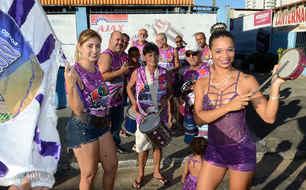 Integrantes do Bloco Saco Roxo, que desfila em Itapuã, Vila Velha.  — Foto: Carlos Alberto Silva/ A Gazeta