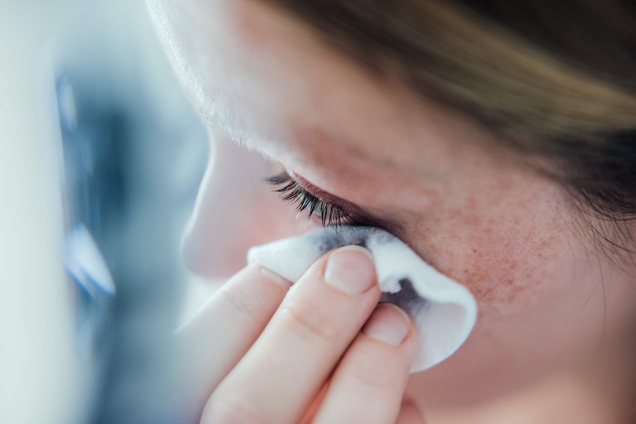 Retirar a maquiagem na área dos olhos é essencial para evitar inflamações (Foto: Getty Images)