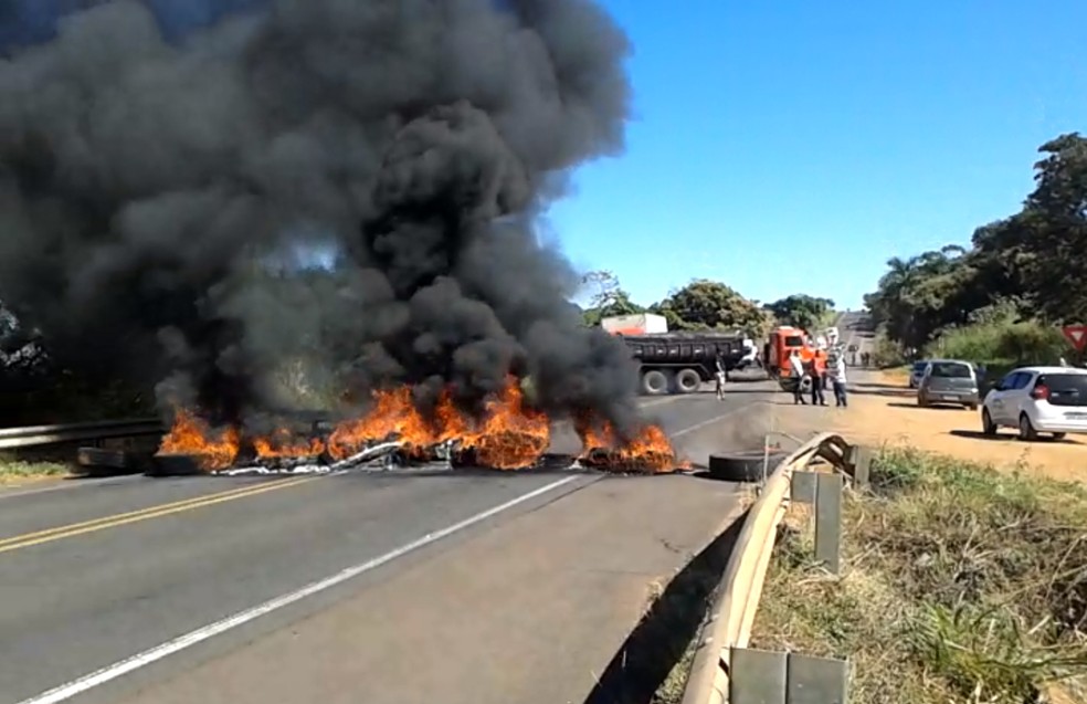Em protesto, caminhoneiros ateiam fogo em pneus  (Foto: Cristiano Nascimento/FM MetrÃ³pole)