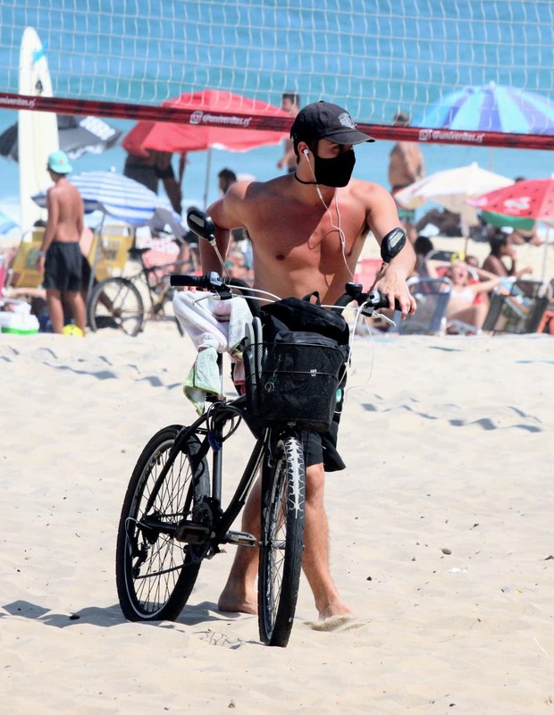 Francisco Vitti pedala ao deixar praia carioca (Foto: Daniel Delmiro/AgNews)