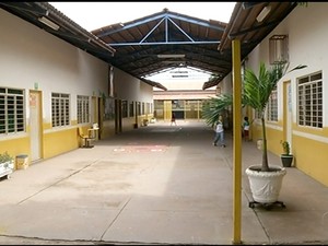 Pais dizem que alunos estão sem banheiro há cerca de dois anos (Foto: Reprodução/TV Anhanguera)