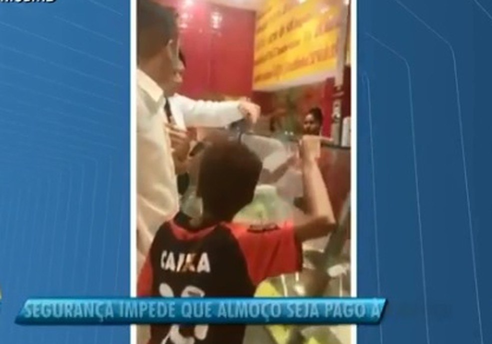 SeguranÃ§a de shopping tentou impedir que cliente pagasse almoÃ§o para o menino (Foto: ReproduÃ§Ã£o/ TV Bahia)