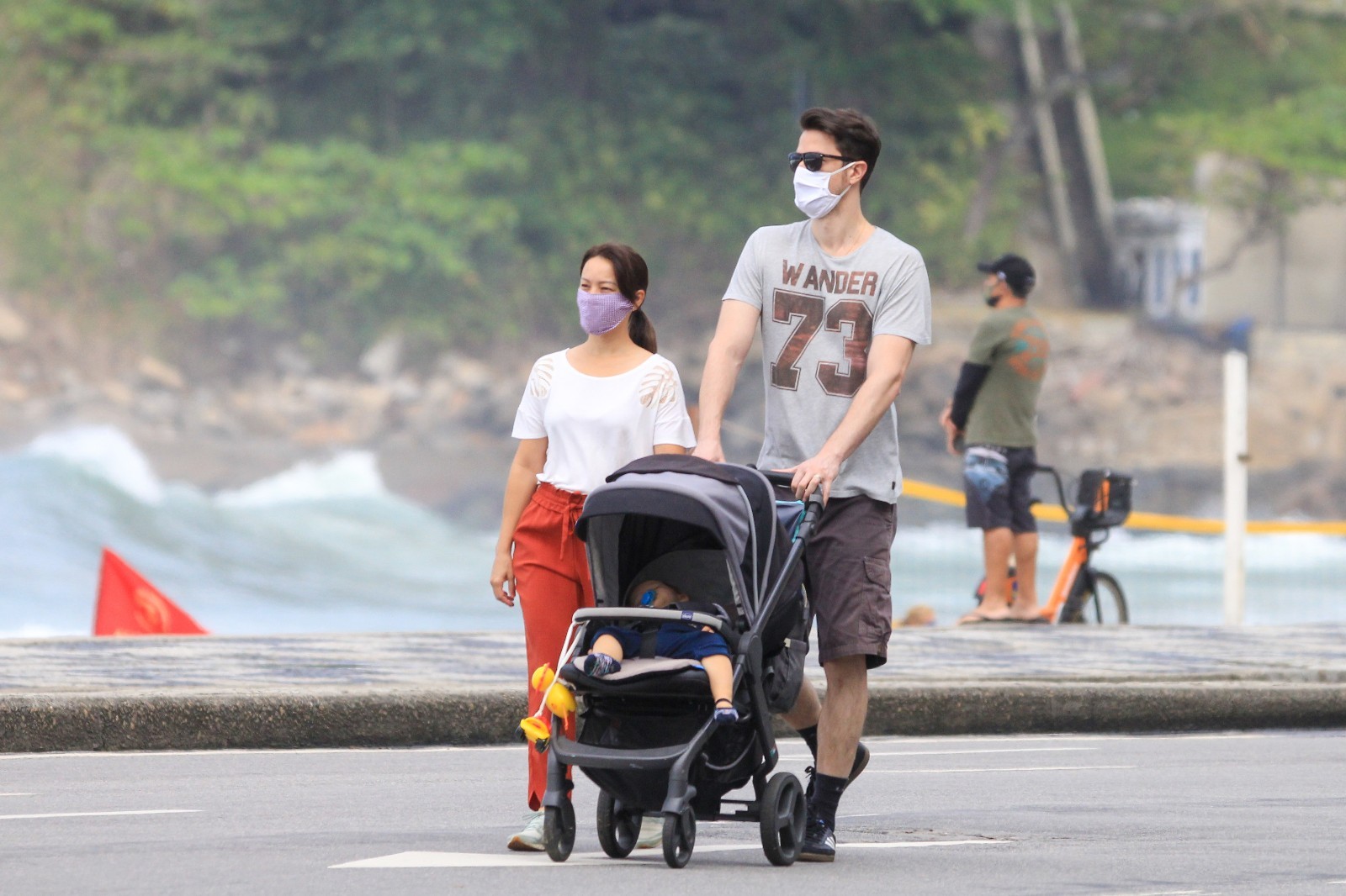 Geovanna Tominaga passeia com marido e filho na orla carioca (Foto: JC Pereira/AgNews)