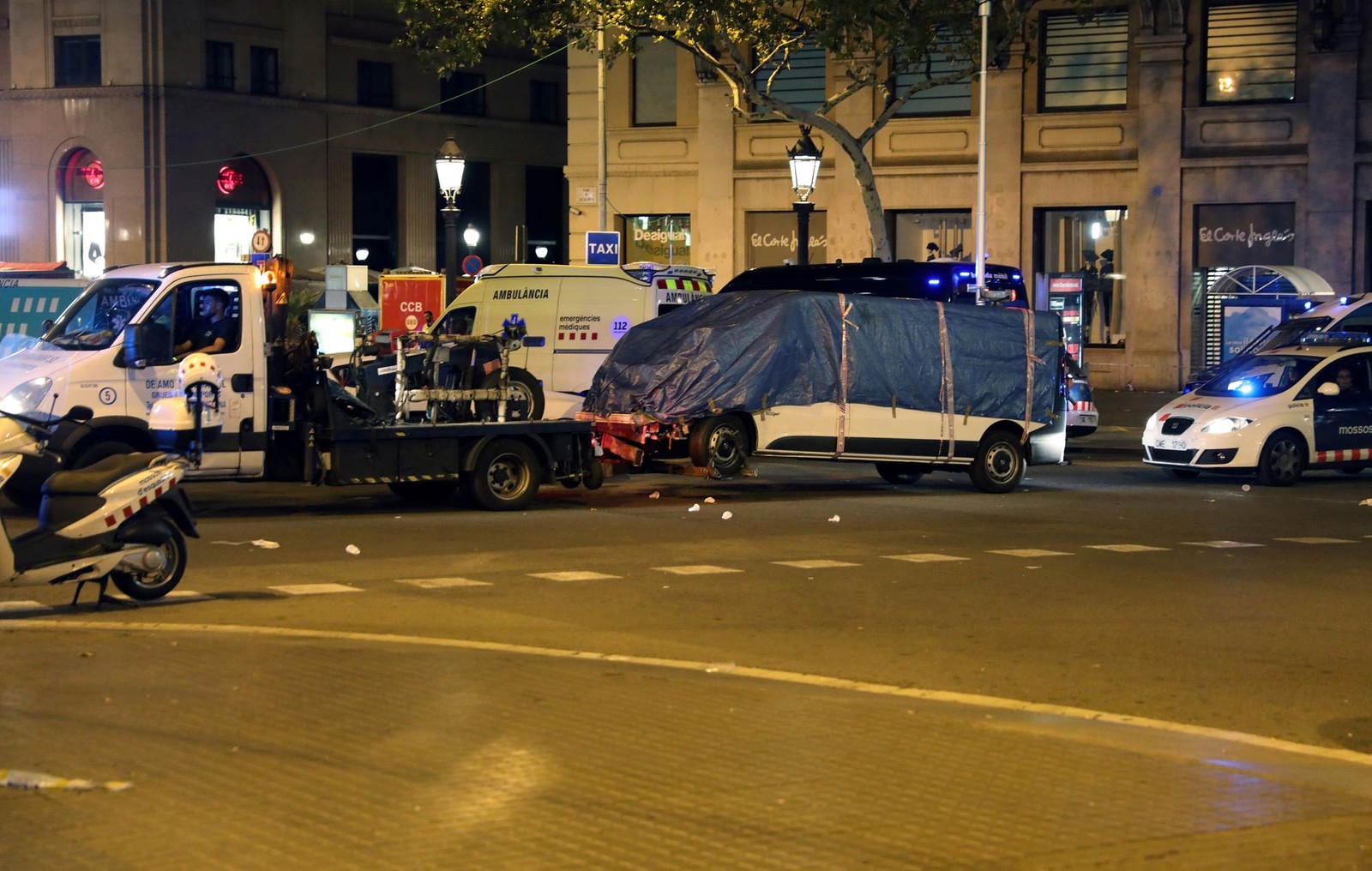 Van usada no ataque terrorista que atropelou dezenas de pessoas é guinchada pela polícia em Barcelona (Foto: Sergio Perez/Reuters)