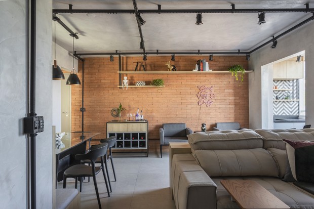 Décor do dia: living com estilo industrial e espaço para home office (Foto: Tiago Travesso)