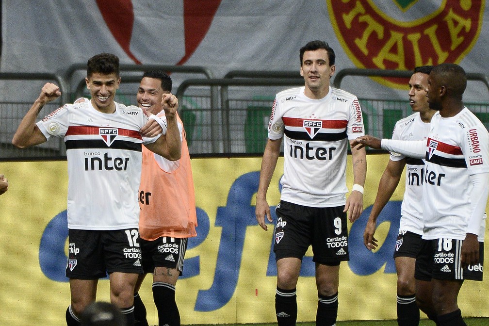 Vitor Bueno comemora gol contra o Palmeiras — Foto: Marcos Ribolli