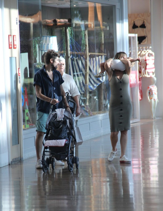 Juliana Didone com a filha, marido e mãe  (Foto: J.Humberto/AgNews)