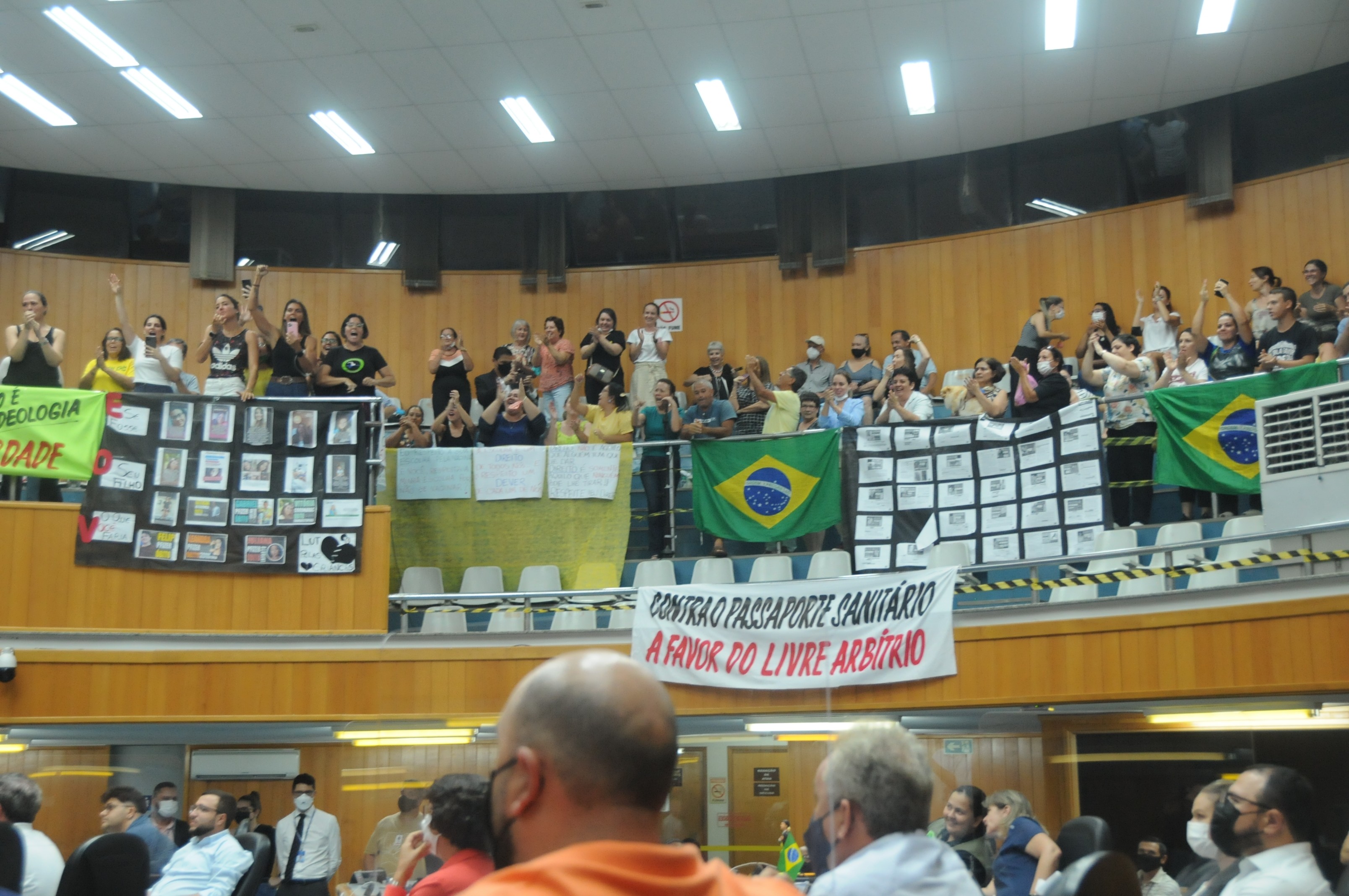Covid: Vereadores aprovam proibição de 'passaporte vacinal' em Londrina